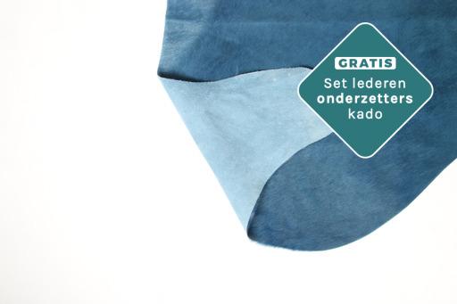 Echtes Rinderfell gefärbt blau Nahaufnahme Textur