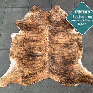 Kuhfell Teppich gestreift braun Detailansicht natürliche Zeichnung