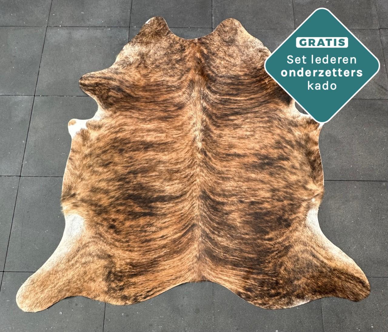 Kuhfell Teppich gestreift braun Detailansicht natürliche Zeichnung