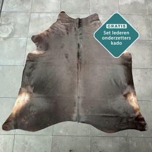 Kuhfell Teppich dunkelbraun Detailansicht natürliche Zeichnung