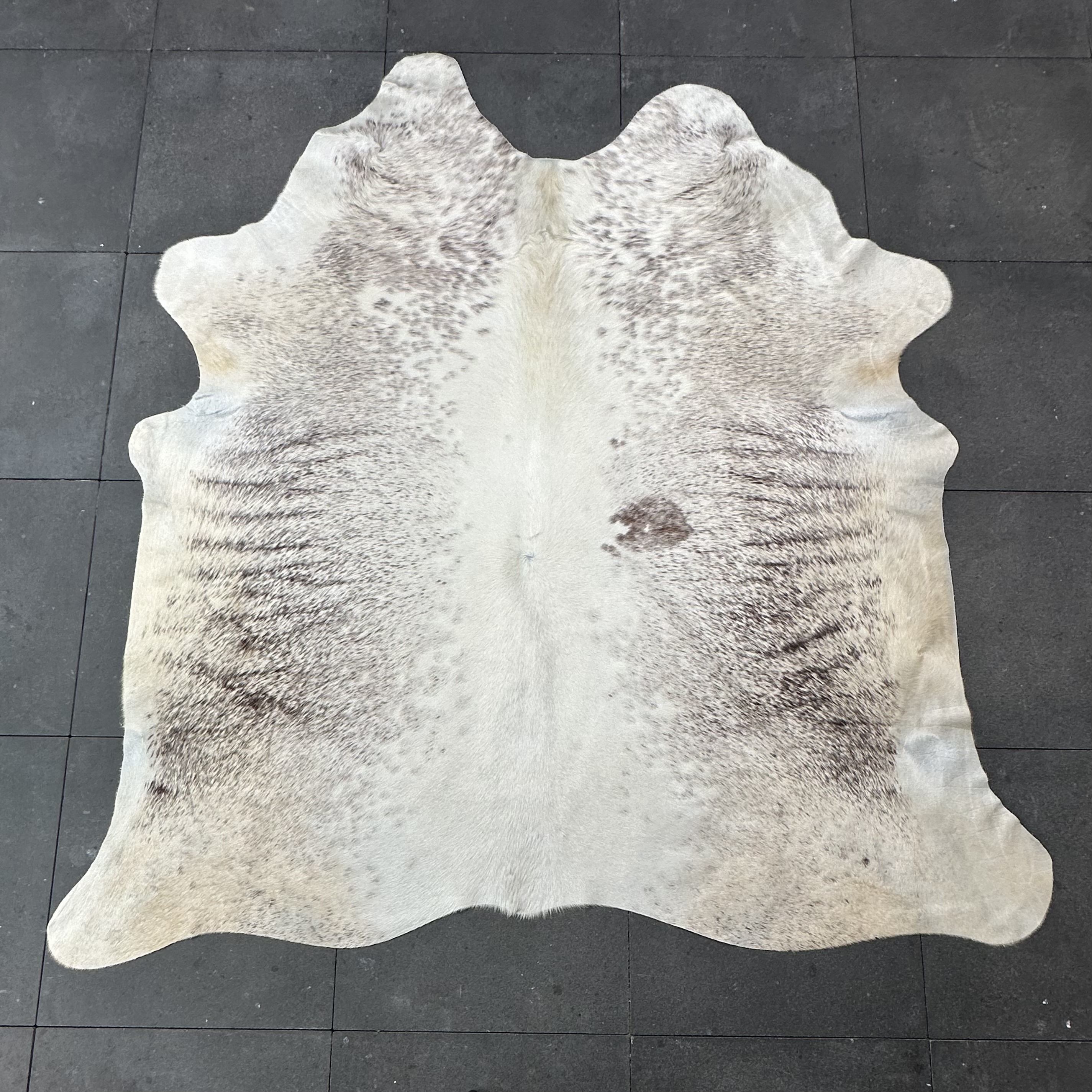 Kuhfell Teppich creme braun Detailansicht natürliche Zeichnung