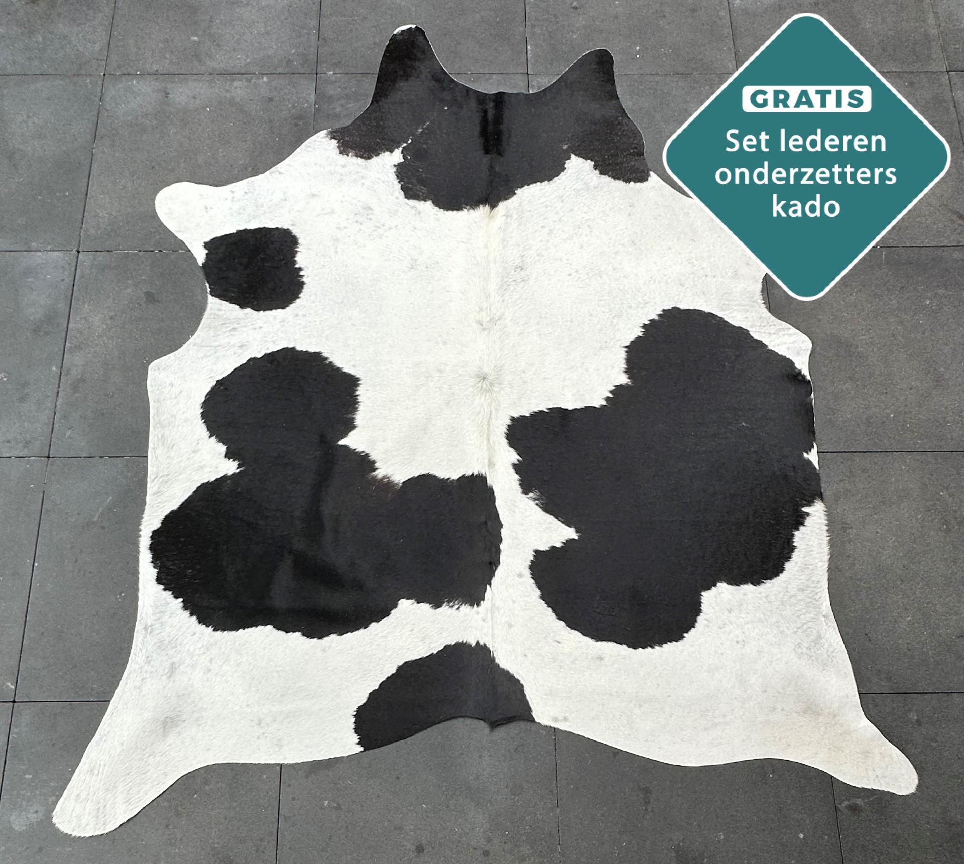 Kuhfell Teppich schwarz-weiss gefleckt Detailansicht natürliche Zeichnung