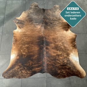 Kuhfell Teppich gestreift mittelbraun Detailansicht natürliche Zeichnung