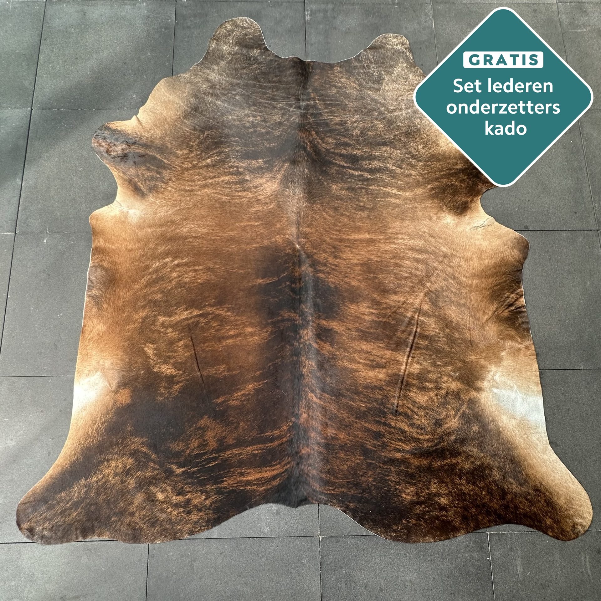 Kuhfell Teppich gestreift mittelbraun Detailansicht natürliche Zeichnung