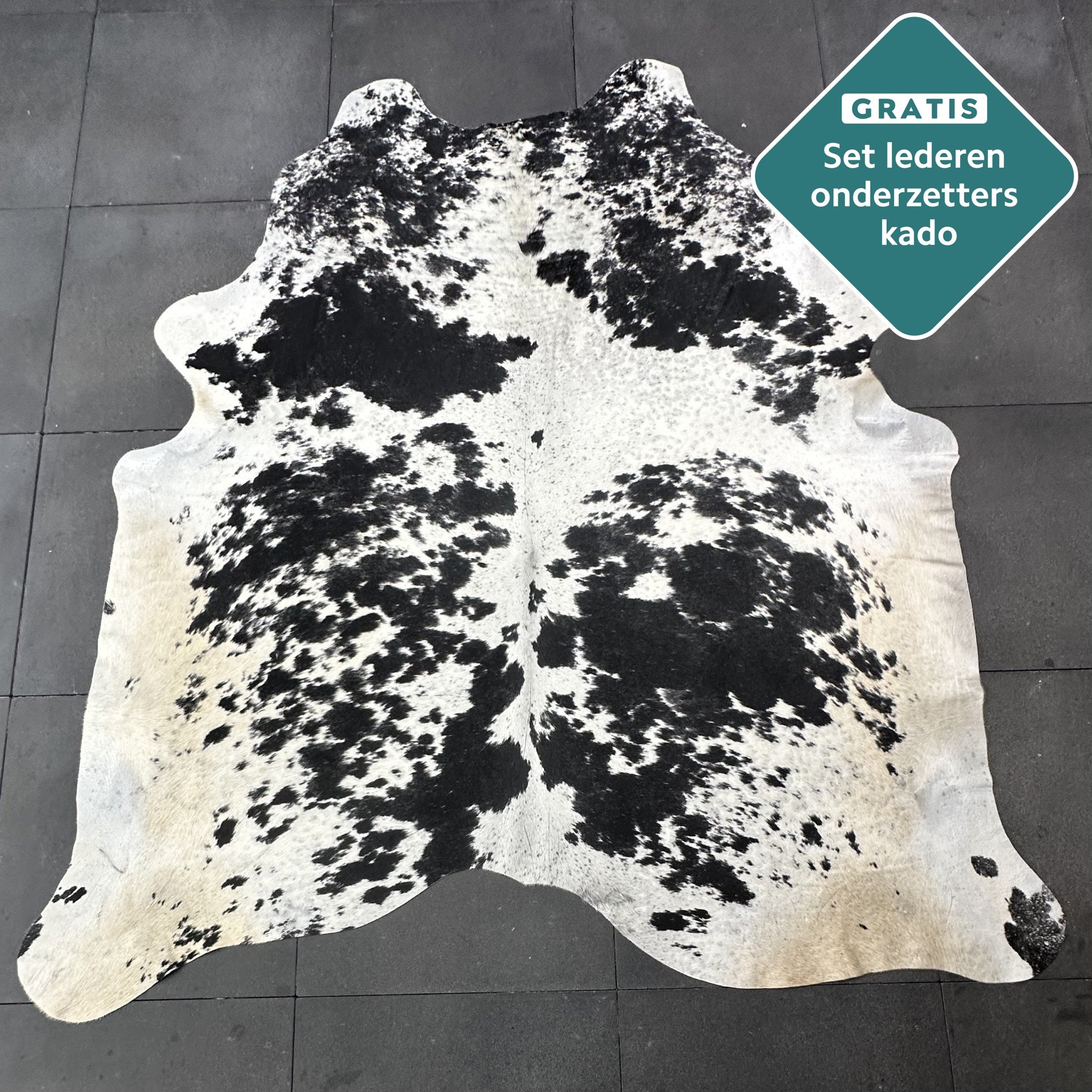 Kuhfell Teppich weiss gefleckt Detailansicht natürliche Zeichnung