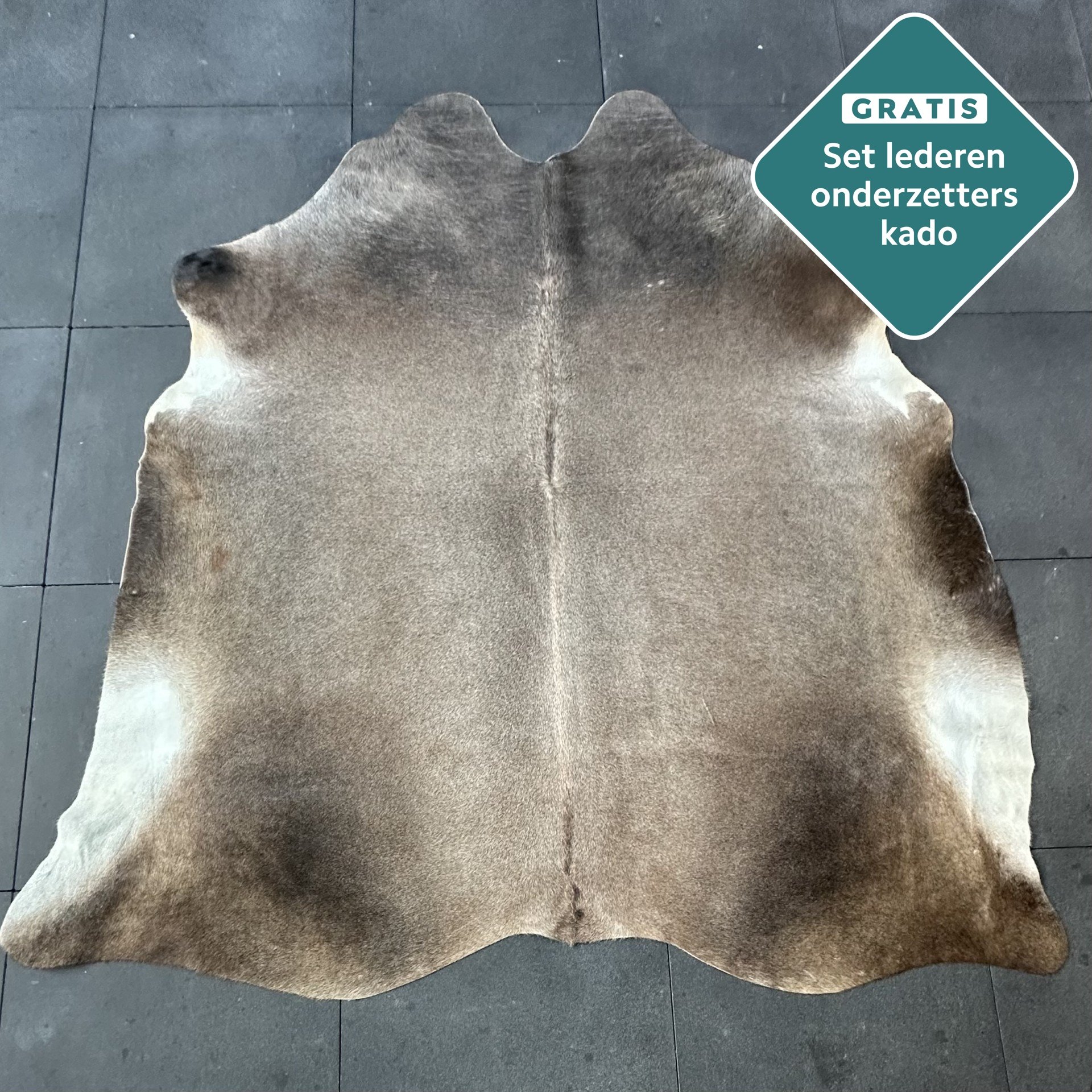 Kuhfell Teppich taupe dunkelgrau Detailansicht natürliche Zeichnung