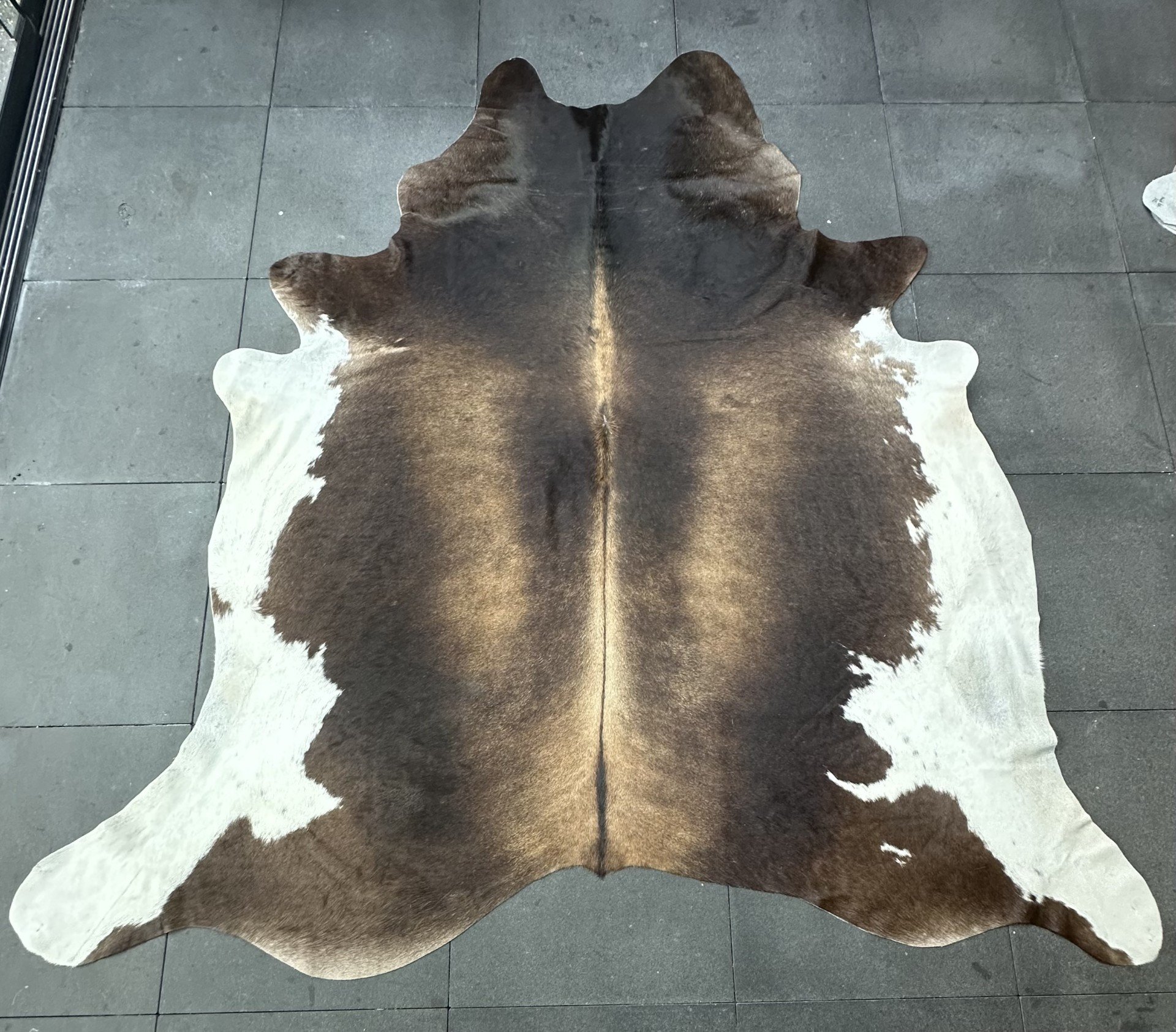 Kuhfell Teppich braun-weiss Detailansicht natürliche Zeichnung