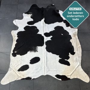 Kuhfell Teppich schwarz-weiss gefleckt Detailansicht natürliche Zeichnung