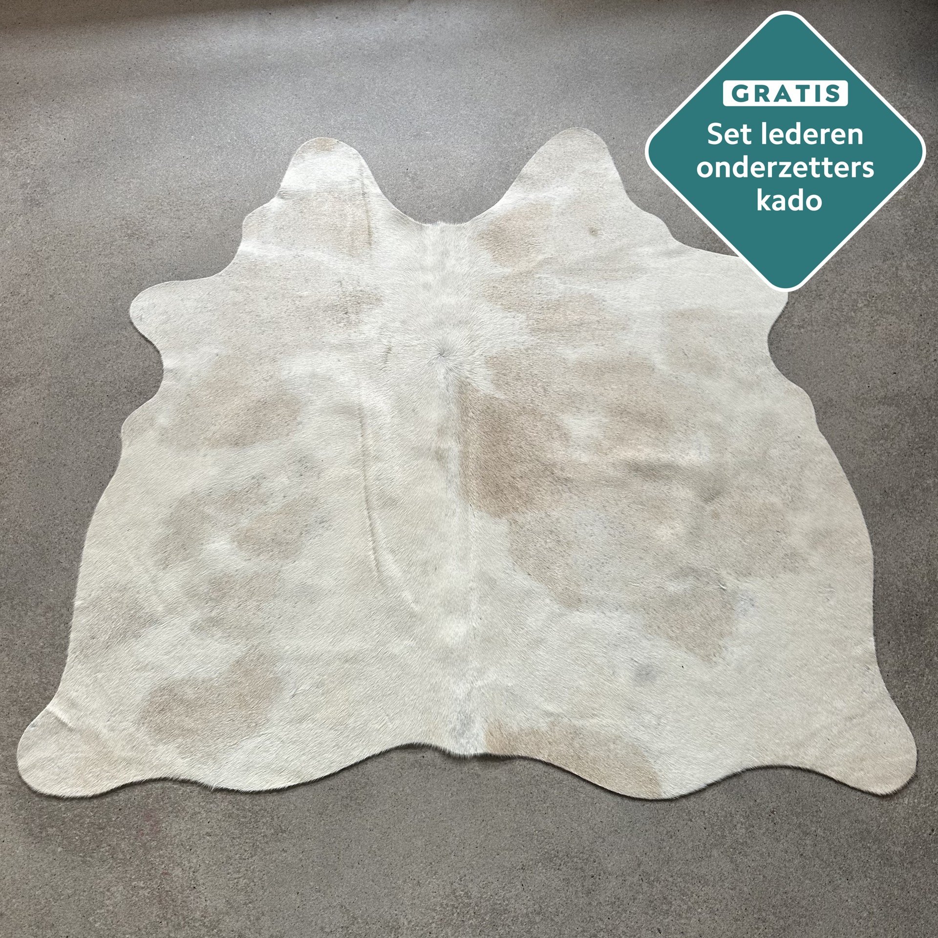 Kleines Kuhfell Teppich cremefarben gefleckt Detailansicht