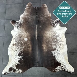 Kuhfell Teppich dunkelbraun weiss Detailansicht natürliche Zeichnung