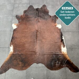 Kuhfell Teppich dunkelbraun weiss Detailansicht natürliche Zeichnung