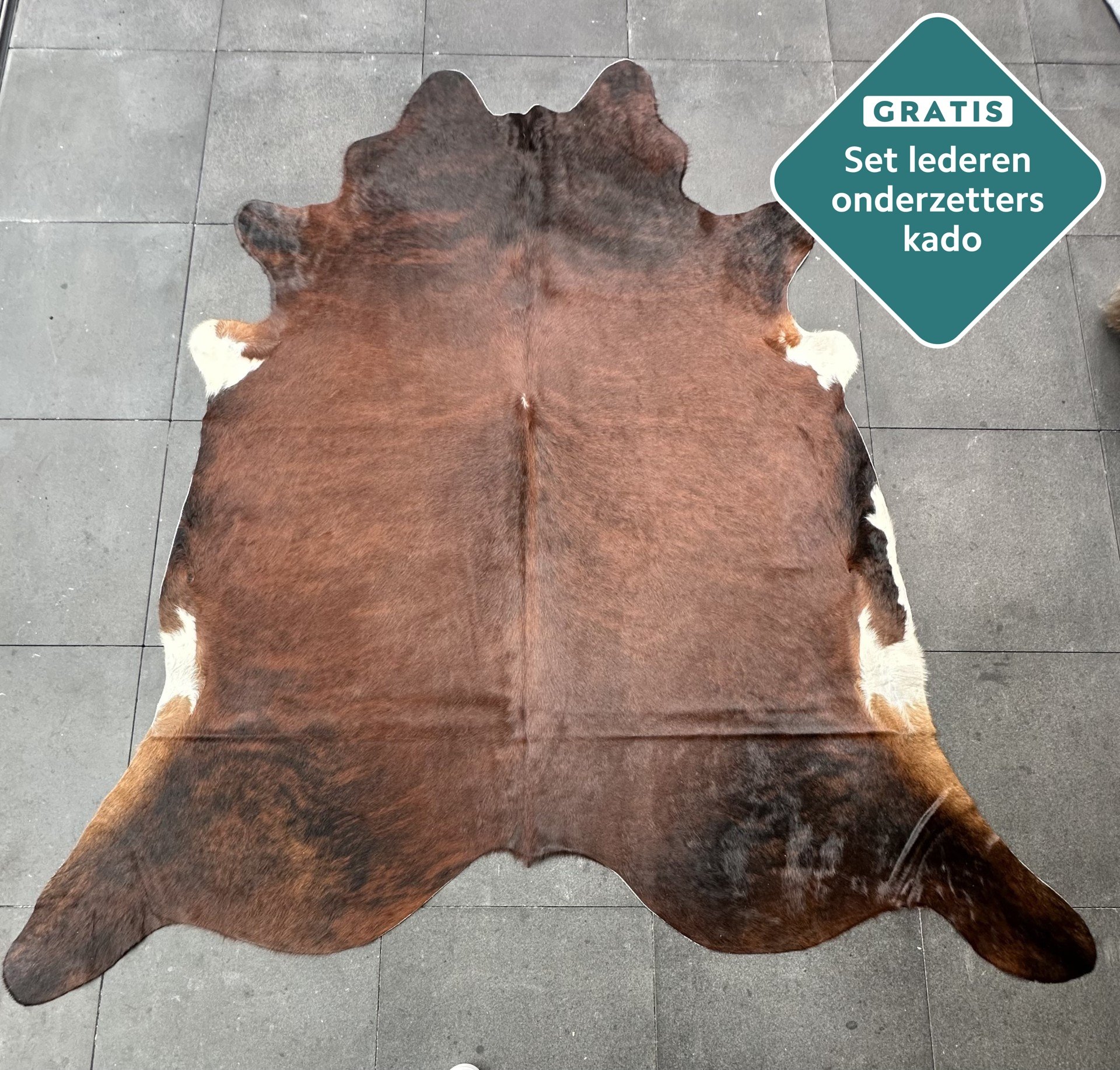 Kuhfell Teppich dunkelbraun weiss Detailansicht natürliche Zeichnung