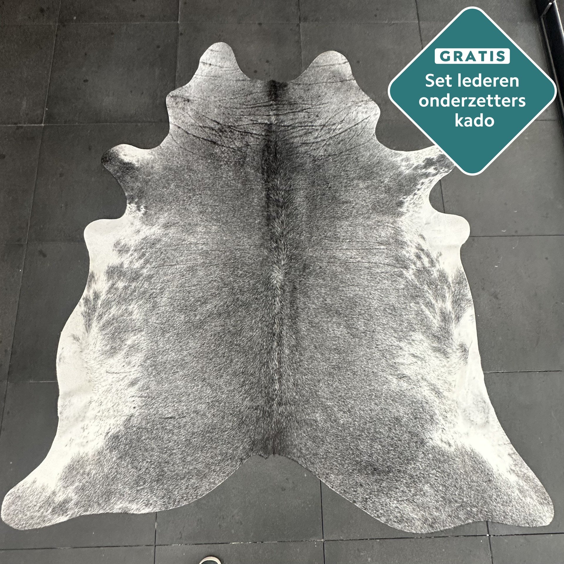 Kuhfell Teppich weiss dunkelgrau Detailansicht natürliche Zeichnung