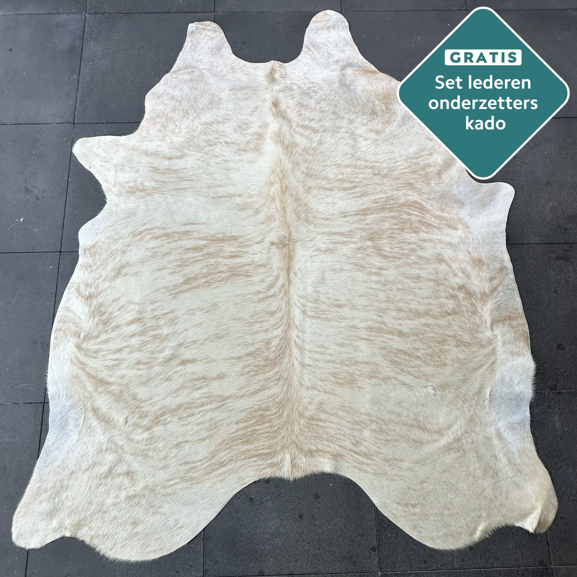 Kuhfell Teppich gebrochen weiss beige Detailansicht natürliche Zeichnung