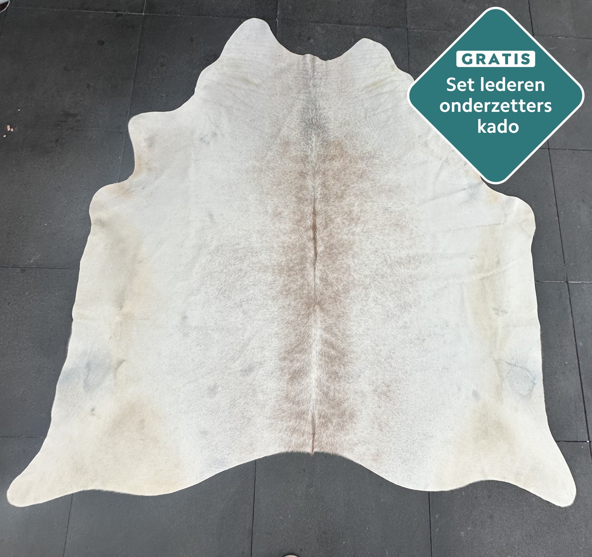 Kuhfell Teppich gebrochen weiss beige Detailansicht natürliche Zeichnung