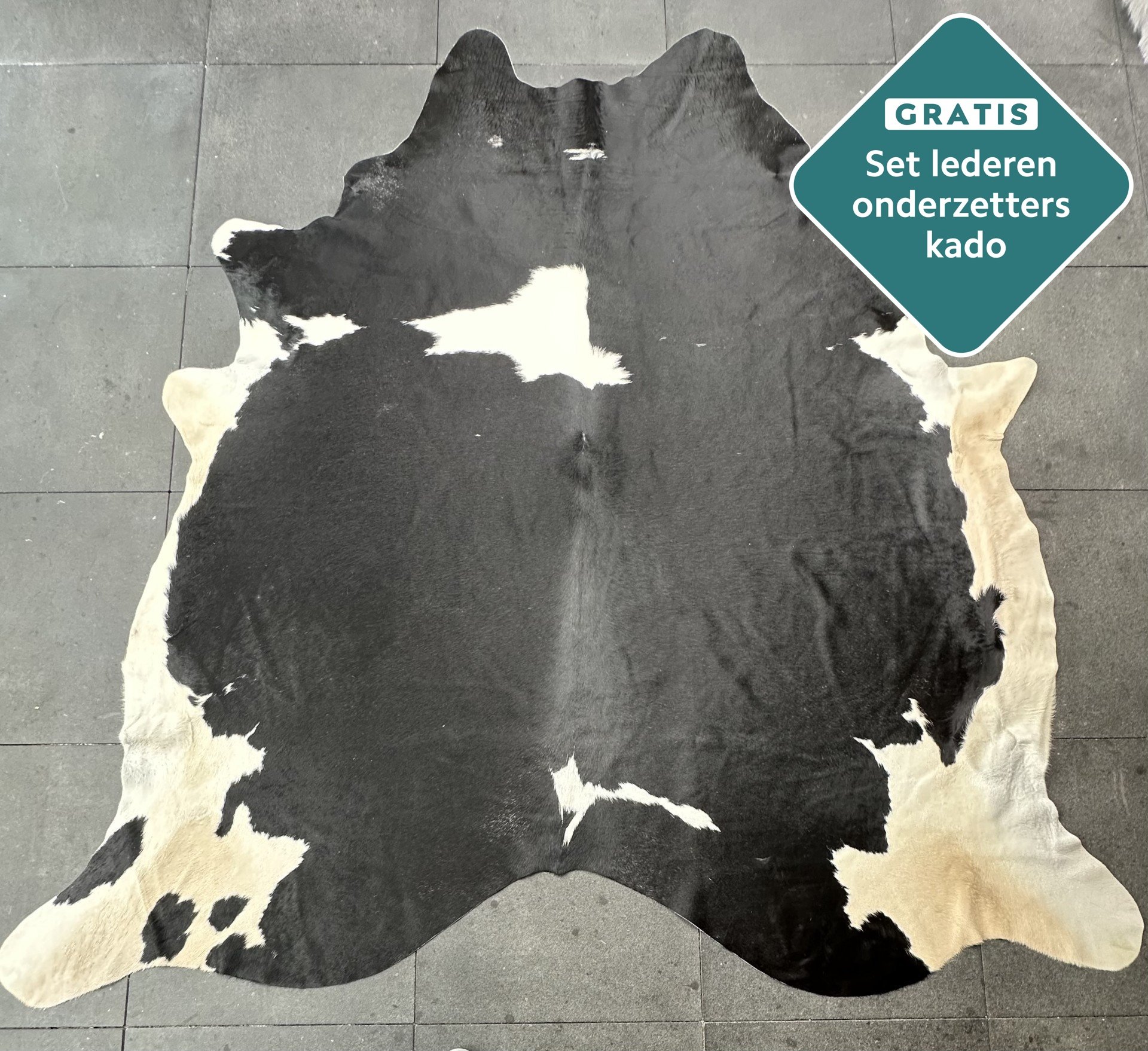 Kuhfell Teppich schwarz-weiss gefleckt Detailansicht natürliche Zeichnung