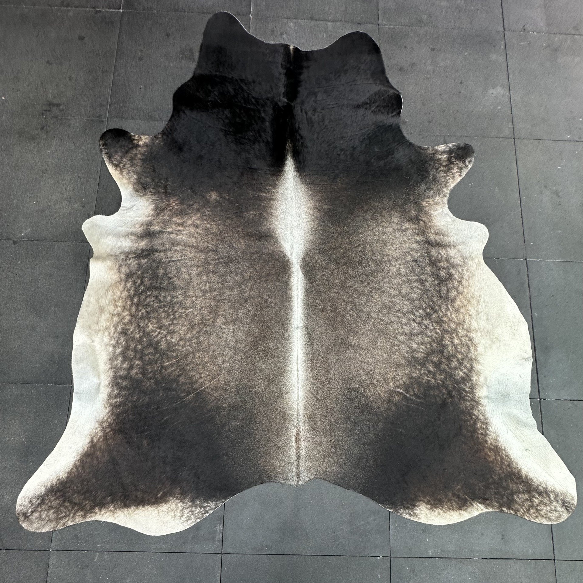 Kuhfell Teppich dunkelbraun grau Detailansicht natürliche Zeichnung