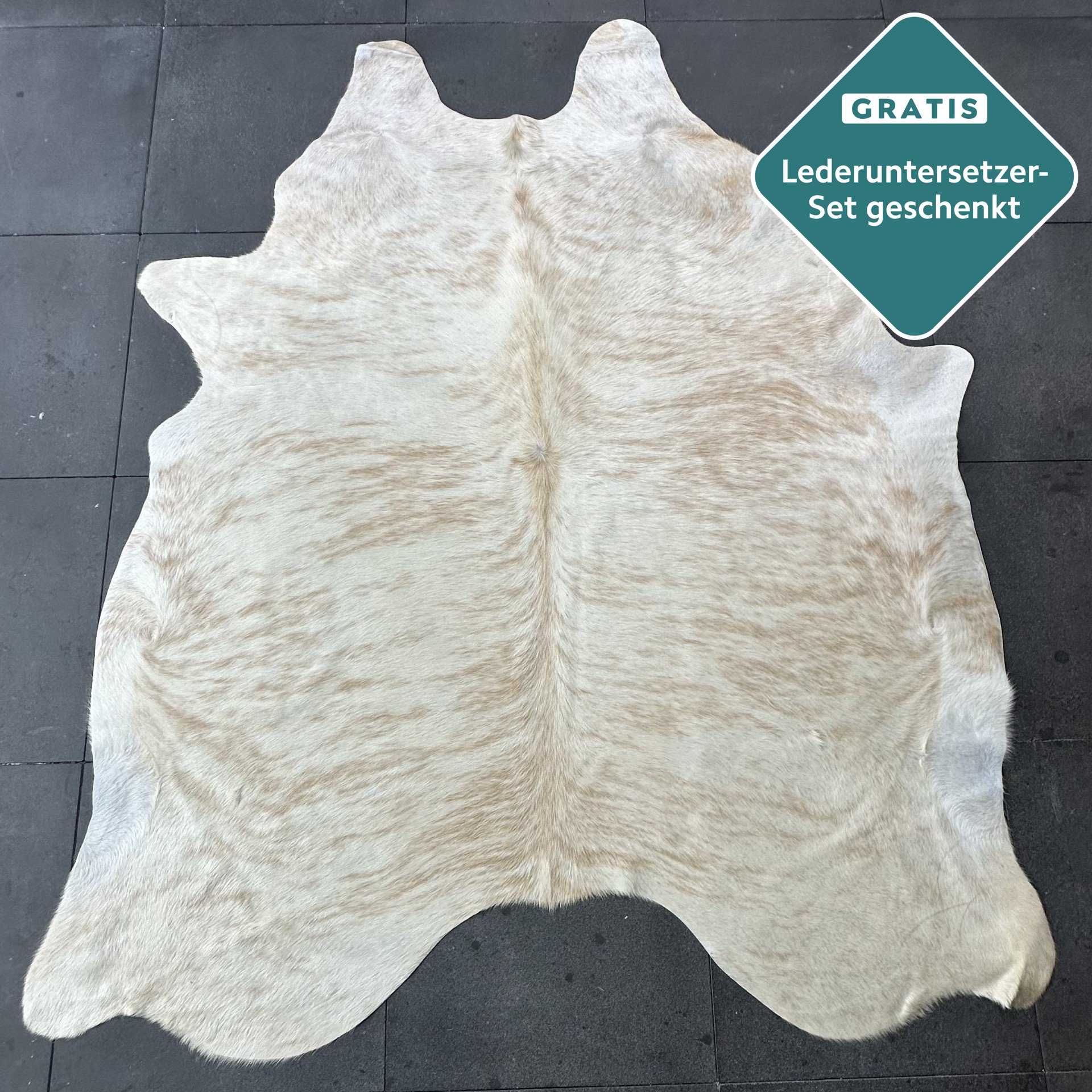 Kuhfell Teppich gebrochen weiss beige Detailansicht natürliche Zeichnung