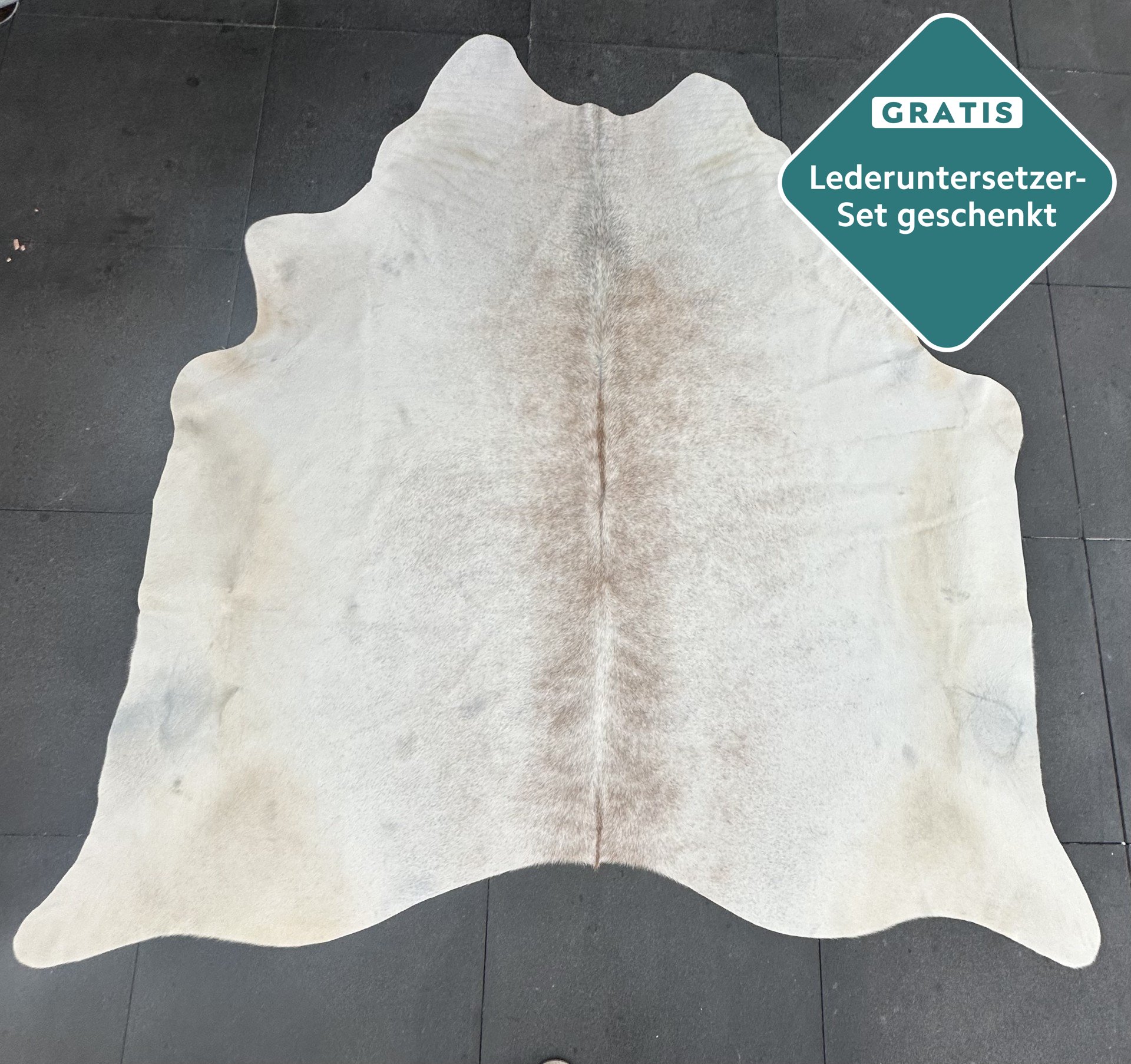 Kuhfell Teppich gebrochen weiss beige Detailansicht natürliche Zeichnung