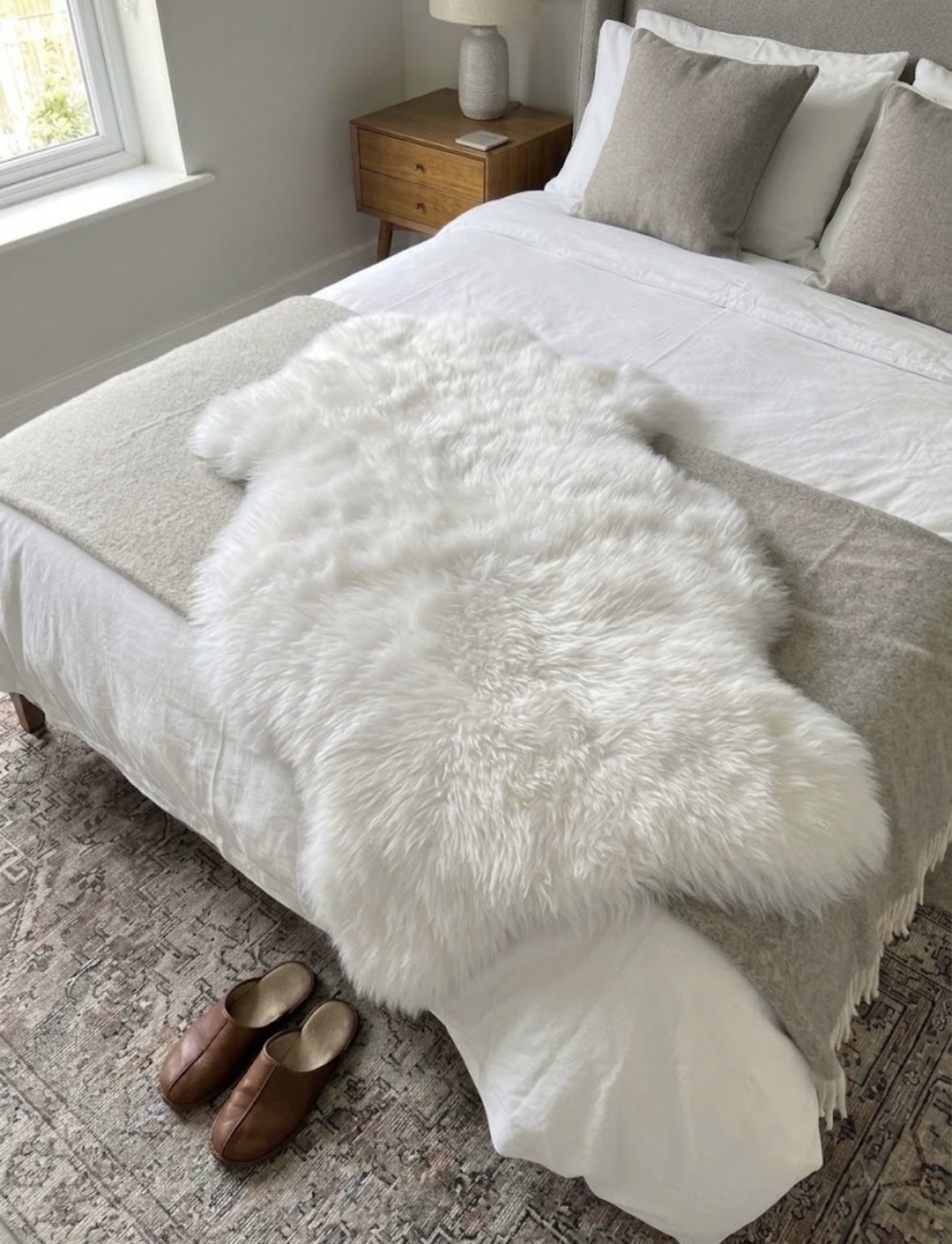 Großes weißes Schaffell für das Bett