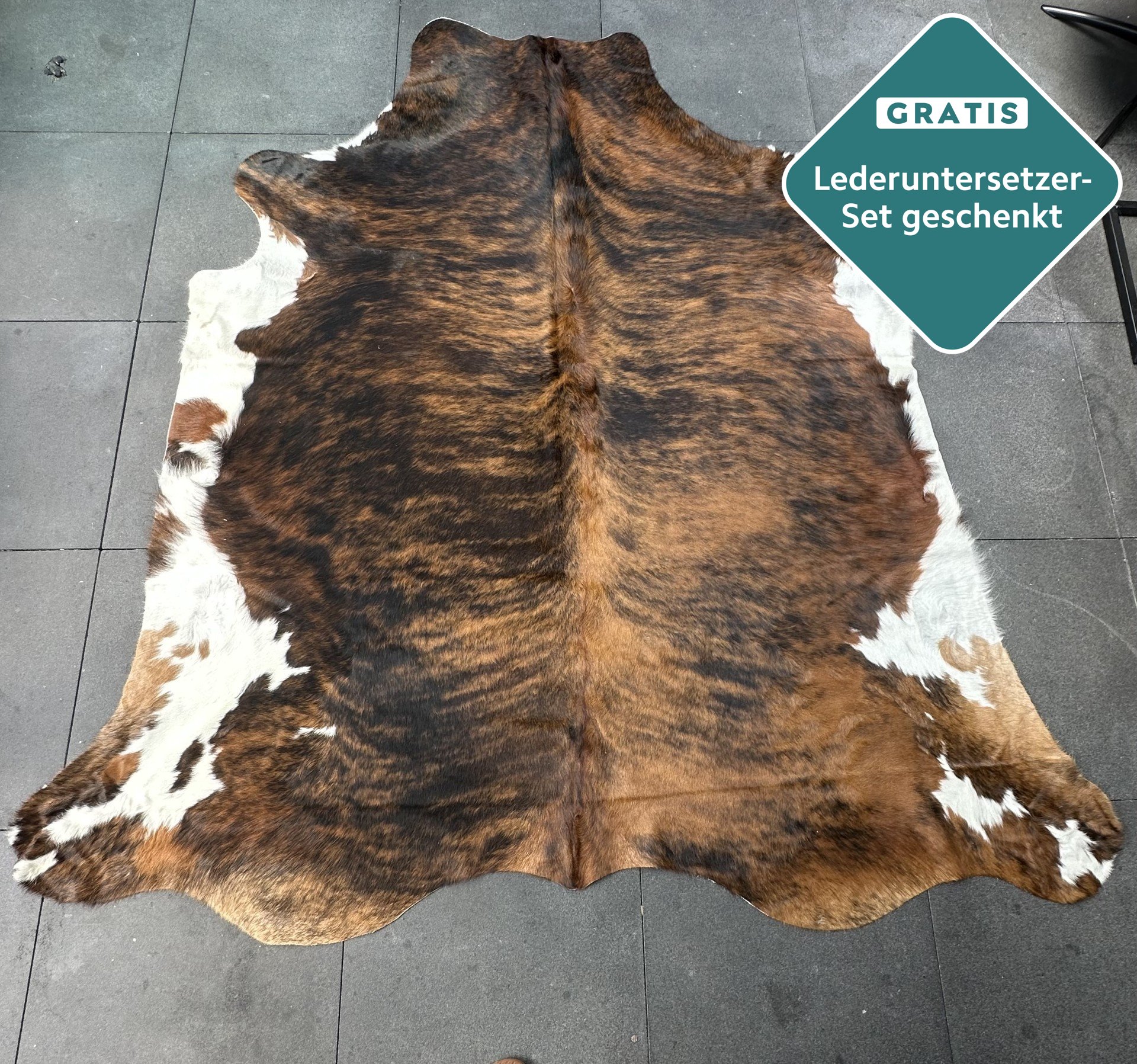 Kuhfell-Teppich dunkelbraun weiß 250x230 cm. RIESIG