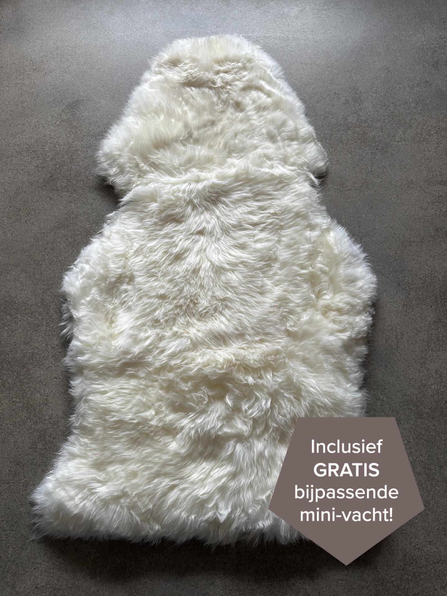 Gebrochenweißer XXL Patchwork Schaffellteppich Vorderseite auf grauem Boden