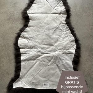 Dunkelbrauner XXL Patchwork Schaffellteppich Rückseite auf grauem Boden