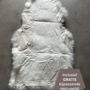 Gebrochenweißer XXL Patchwork Schaffellteppich Rückseite auf grauem Boden