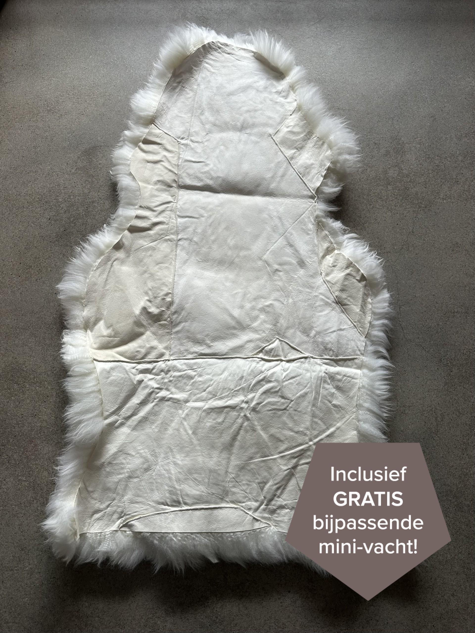 Gebrochenweißer XXL Patchwork Schaffellteppich Rückseite auf grauem Boden